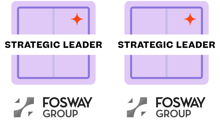 Due elementi grafici identici, ciascuno raffigurante un badge viola con una scintilla, il testo “STRATEGIC LEADER” e il logo di Fosway Group.