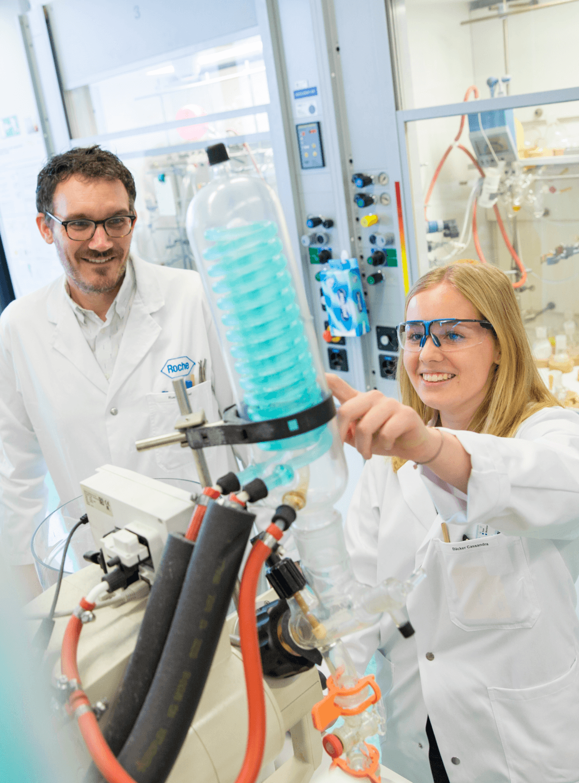 Image de deux collaborateurs travaillant dans un site de Roche.