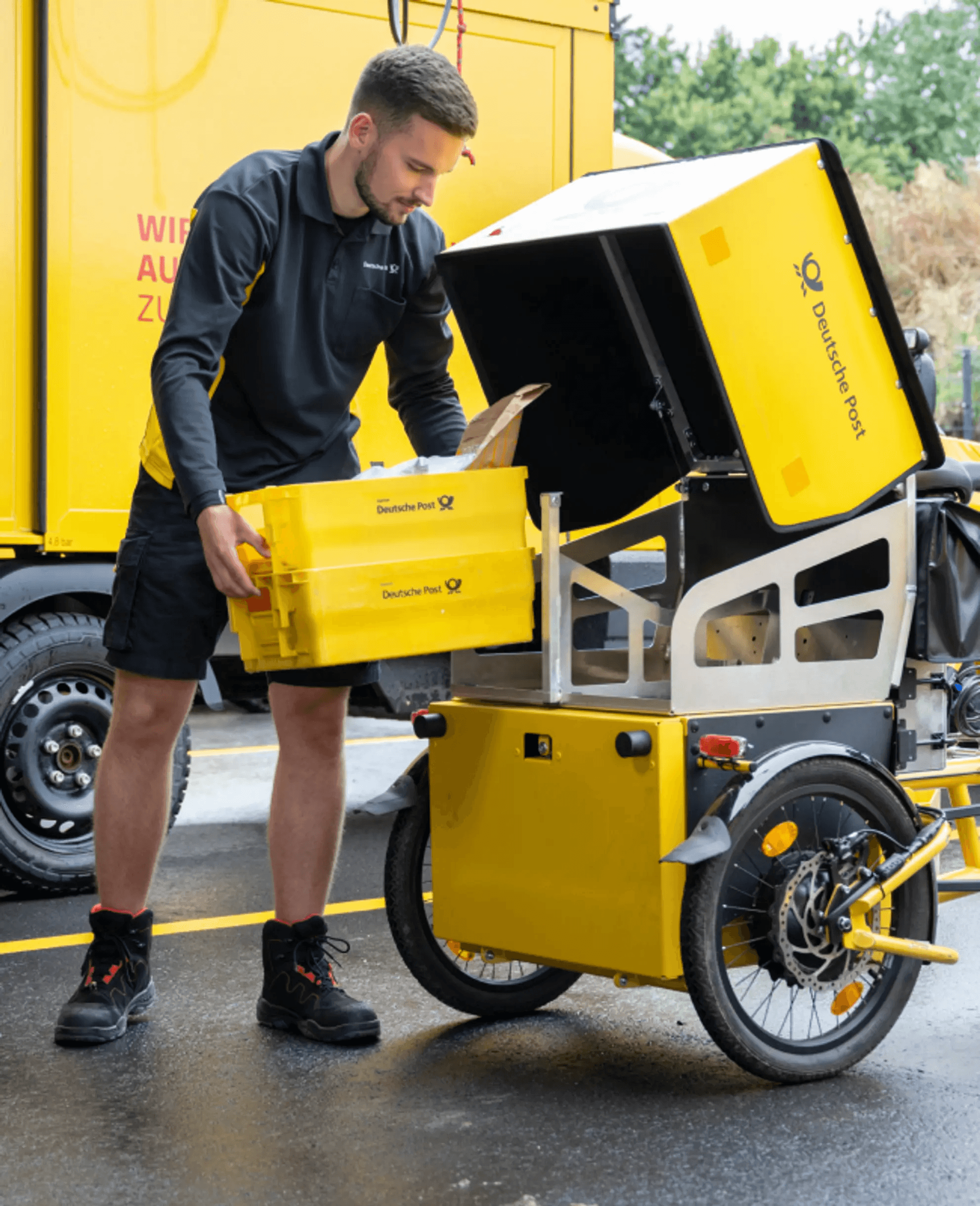 Image d'une personne travaillant avec un vélo de livraison.