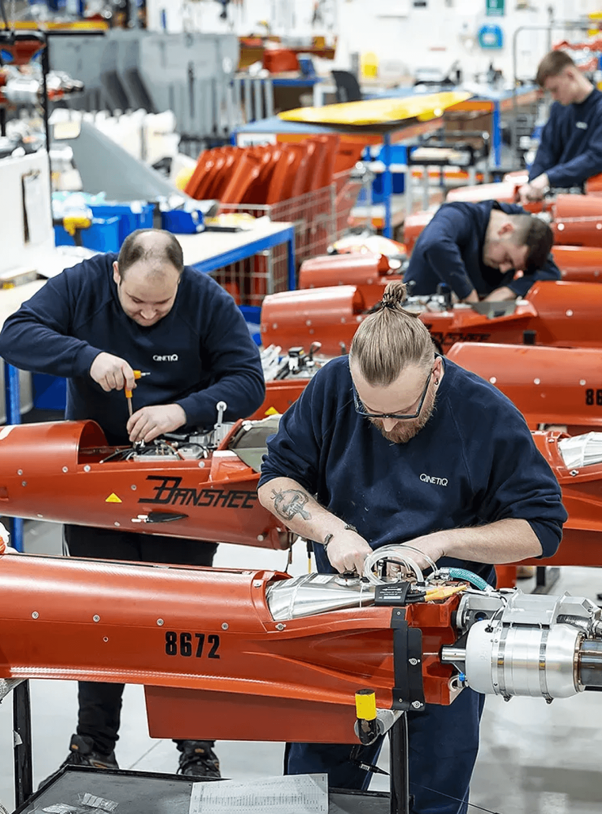 Image de deux collaborateurs travaillant dans une usine.