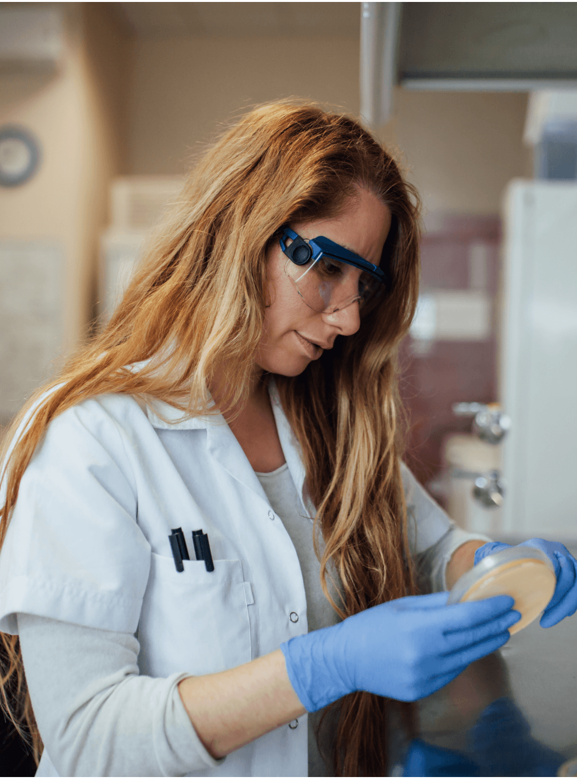 Des femmes tenant un plateau d’échantillons dans un laboratoire.