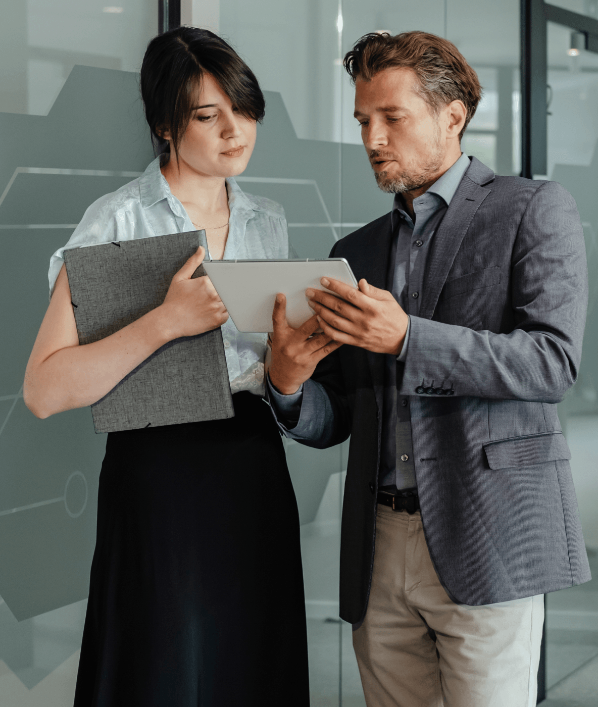 一緒にタブレットを見ている男性と女性。